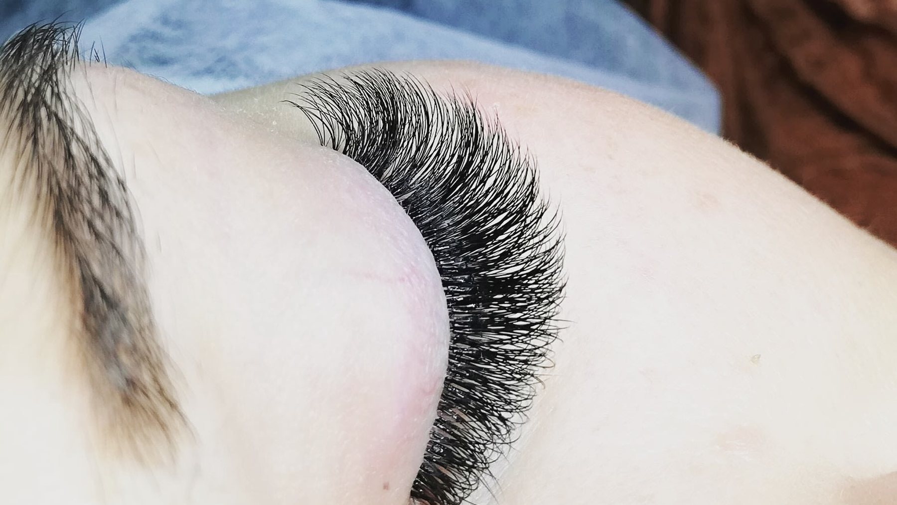 Nærbilde av vippe extensions utført hos Beauty Klinikk i Drammen